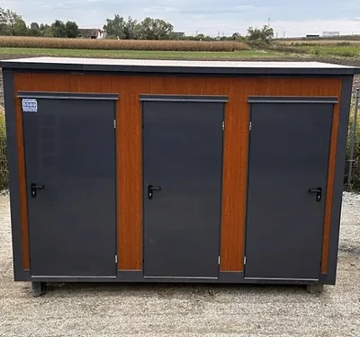 Contentor sanitário tipo pavilhão com cabine tripla